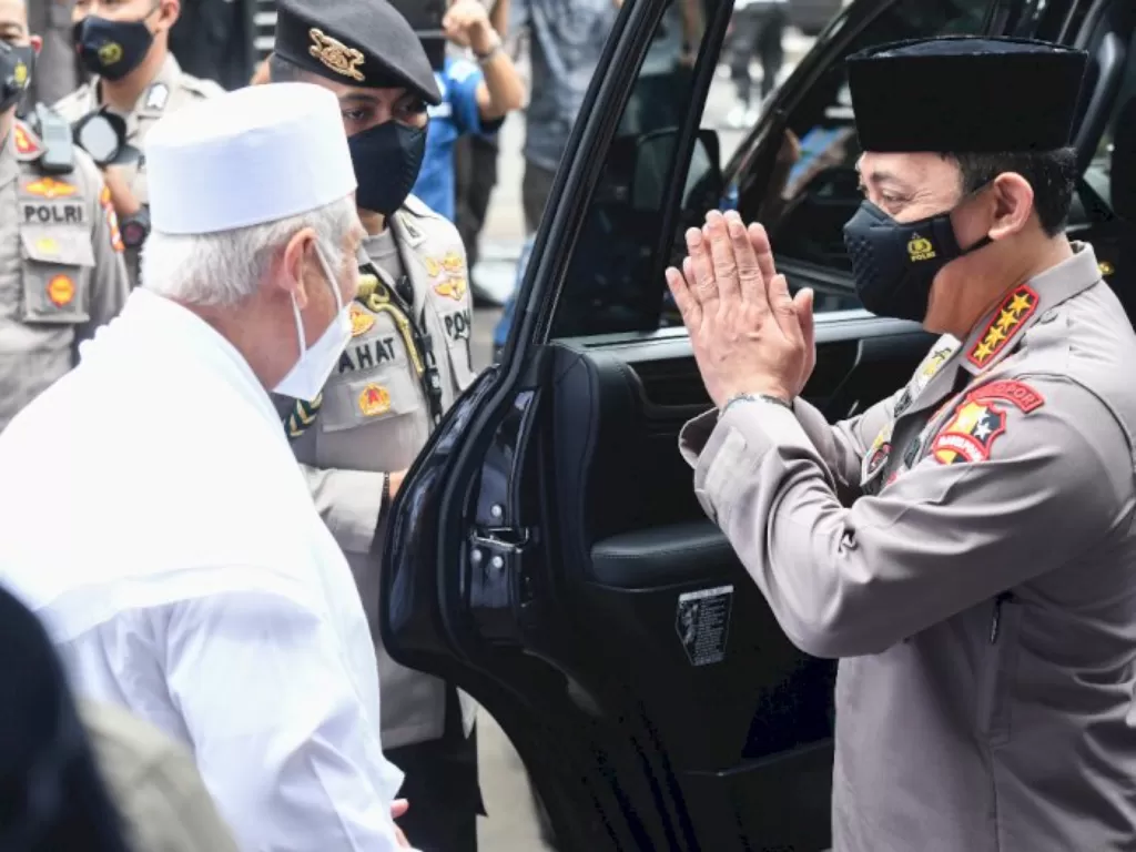 Kapolri Jenderal Polisi Listyo Sigit Prabowo (kiri) bersama Ketua Umum Rabithah Alawiyah Habib Zein bin Umar bin Smith. (ANTARA FOTO/Hafidz Mubarak A)