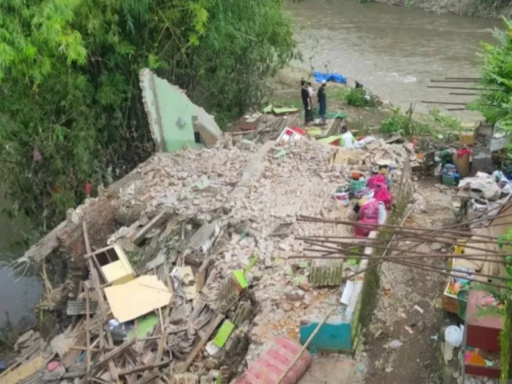 Rumah warga hancur akibat diterjang derasnya debit air Sungai Bedadung (Antara)