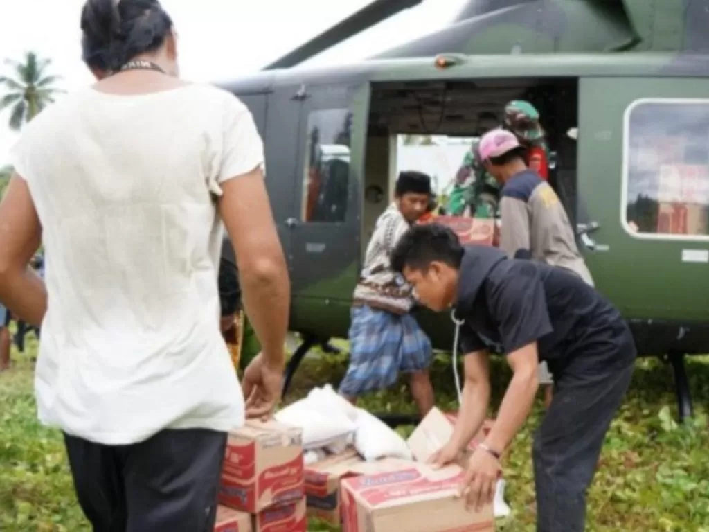 TNI Angkatan Darat AD menyalurkan bantuan logistik kepada warga pengunsi gempa di kabupaten Mamuju yang berada di wilayah terisolir dengan menggunakan helikopter, (30/01/2021). (ANTARA FOTO/M Faisal Hanapi)