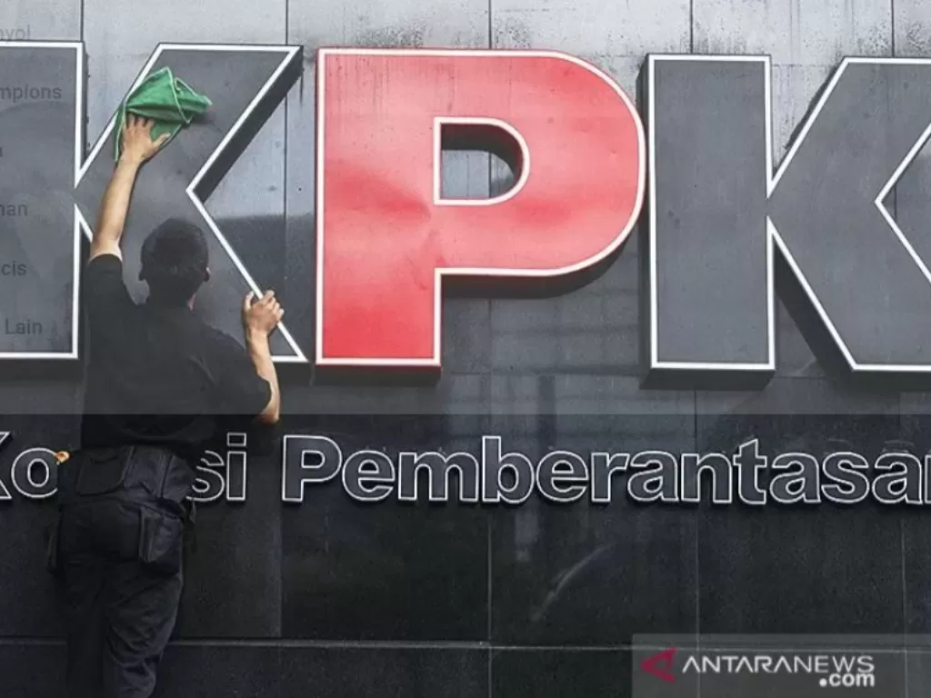 Pekerja membersihkan logo Komisi Pemberantasan Korupsi di gedung KPK, Jakarta, Senin (5/2/2018). ANTARA FOTO/Muhammad Adimaja/AMA/aa.