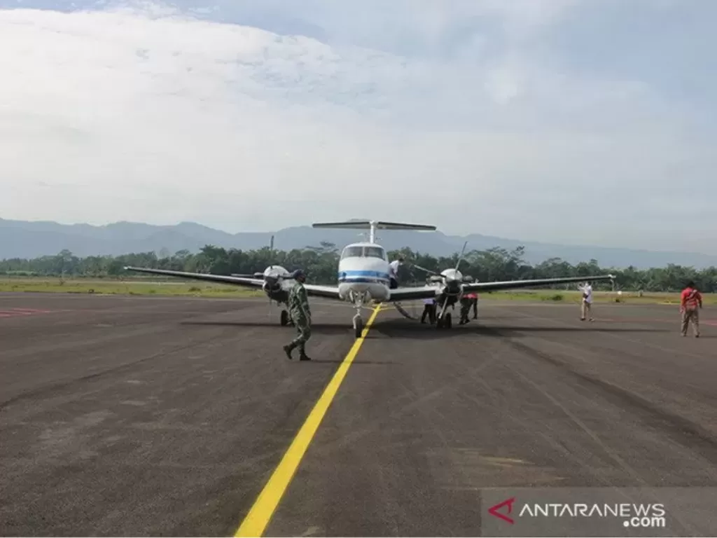 Pesawat mendarat perdana di Bandara JB Soedirman, Purbalingga, Jawa Tengah. (ANTARA/HO-Humas Pemkab Purbalingga)