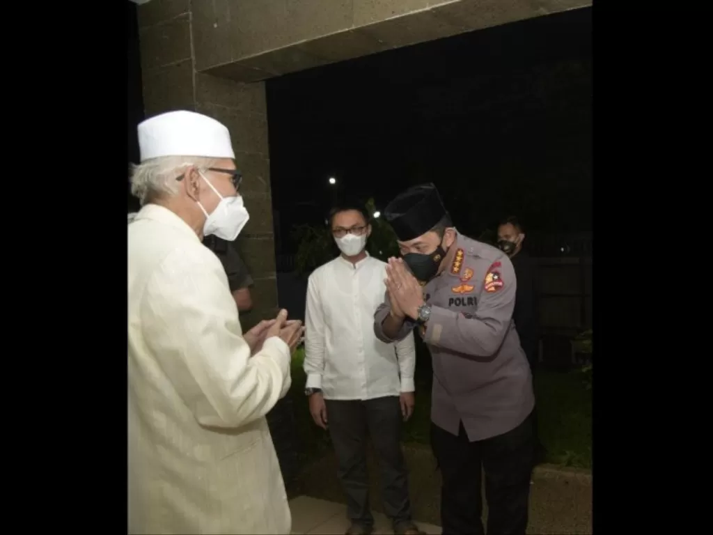 Kapolri Jenderal Pol Listyo Sigit Prabowo (kanan) disambut oleh Ketua Umum MUI KH Miftachul Akhyar, saat tiba di kediaman KH Miftachul, di Jakarta Timur. (ANTARA/HO-Polri)