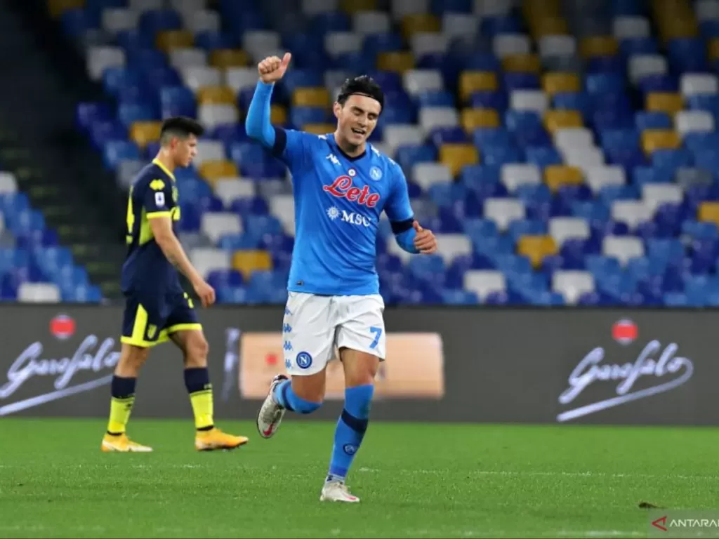 Pemain Napoli Eljif Elmas merayakan gol yang dicetaknya ke gawang Parma pada pertandingan Liga Italia yang dimainkan di Stadion Diego Armando Maradona, Naples. (ANTARA/Reuters) 