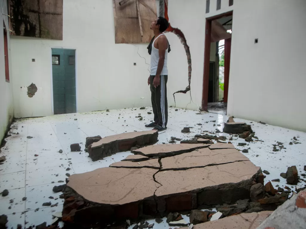 Pemilik rumah melihat kondisi rumahnya yang rusak (ANTARA FOTO/Muhammad Bagus Khoirunas)