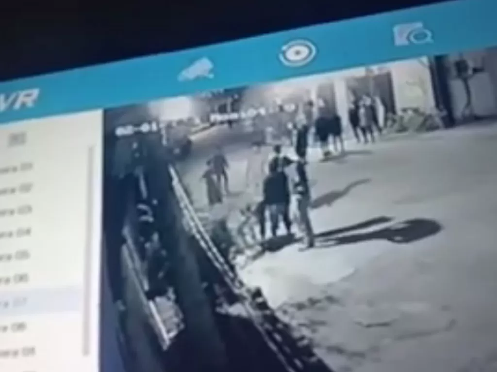 Rekaman CCTV pengeroyokan anggota TNI di sebuah area parkir tempat hiburan malam (Istimewa)