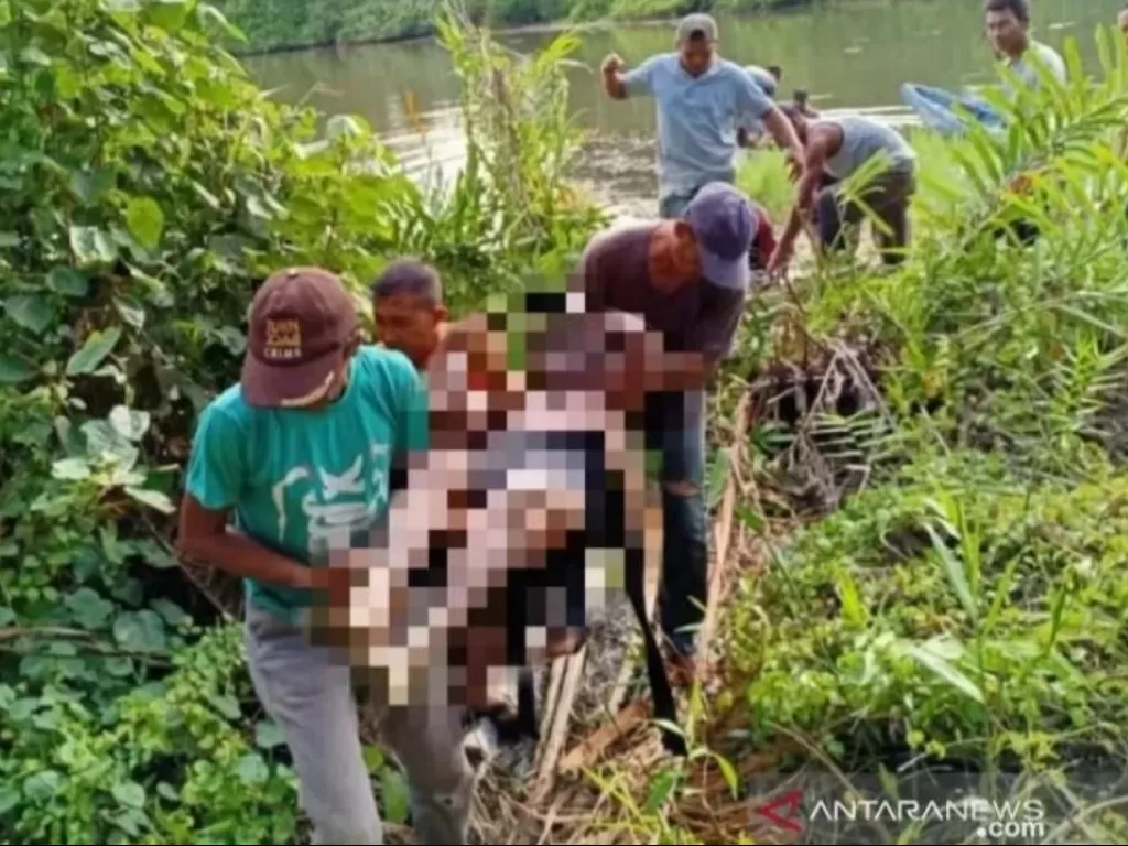  Warga menggotong jenazah seorang warga yang ditemukan meninggal dunia di kawasan sungai Desa Kuala Trang, Kecamatan Kuala Pesisir, Kabupaten Nagan Raya, Aceh, Minggu (31/1/2021) petang. (ANTARA/HO-Dok. Polres Nagan Raya)