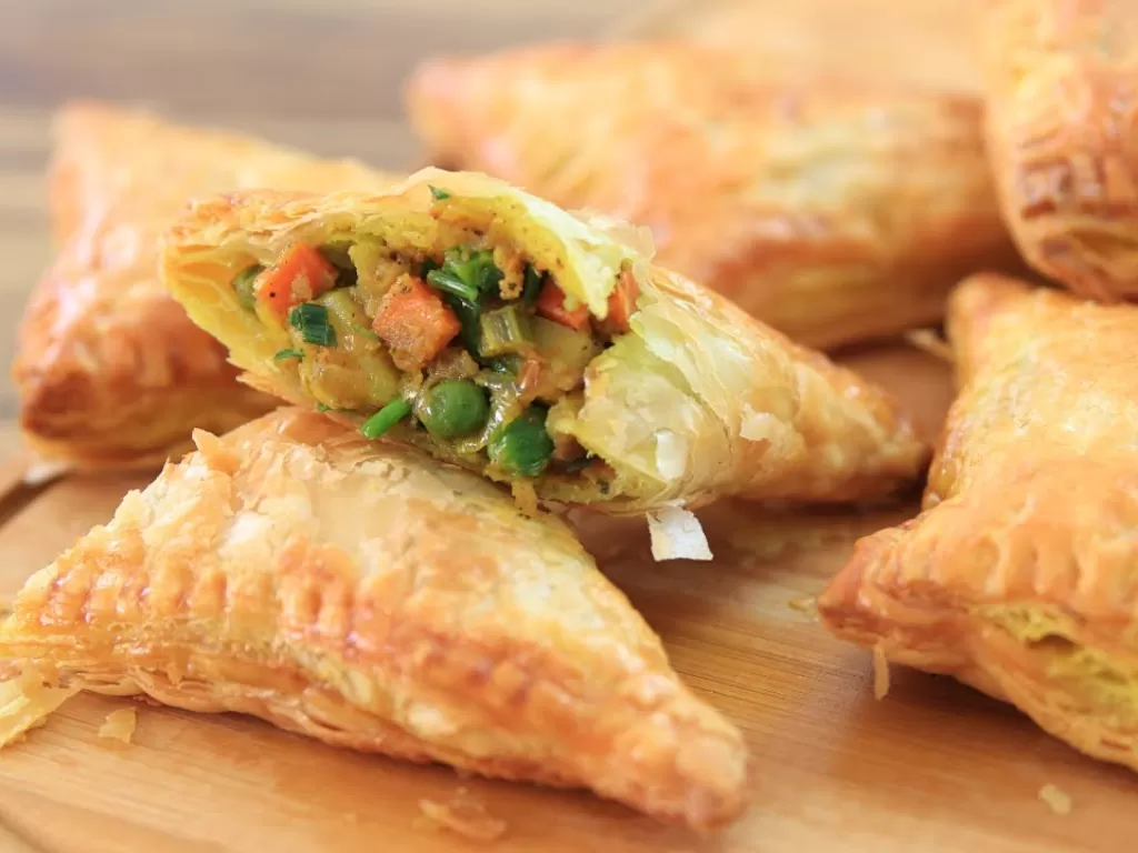 Curry puff. (thecookingfoodie.com)