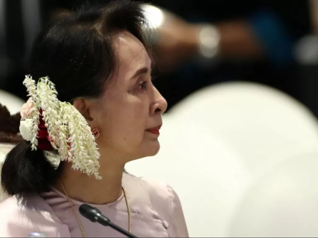 Dokumentasi - Penasihat Negara Myanmar Aung San Suu Kyi menghadiri sidang pleno KTT ke-35 ASEAN di Bangkok, Thailand, Sabtu (2/11/2019). (REUTERS/Athit Perawongmetha/wsj/djo)