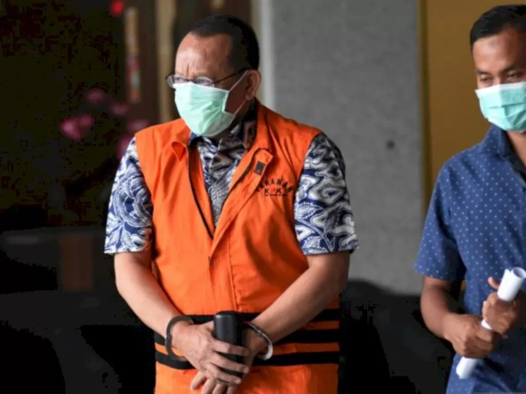 Tersangka mantan Sekretaris Mahkamah Agung (MA) Nurhadi (kiri) meninggalkan Gedung KPK usai menjalani pemeriksaan terkait dengan kasus suap dan gratifikasi perkara di Mahkamah Agung pada tahun 2011—2016 di Jakarta. (ANTARA FOTO/Indrian