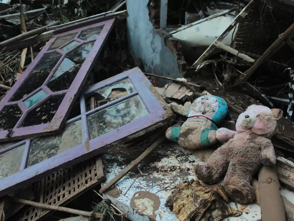 Boneka berada di reruntuhan rumah warga yang ambruk (ANTARA FOTO/Syaiful Arif)