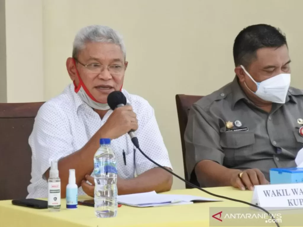 Wakil Wali Kota Kupang, Nusa Tenggara Timur, Hermanus Man (kiri) (Antara/ Benny Jahang)
