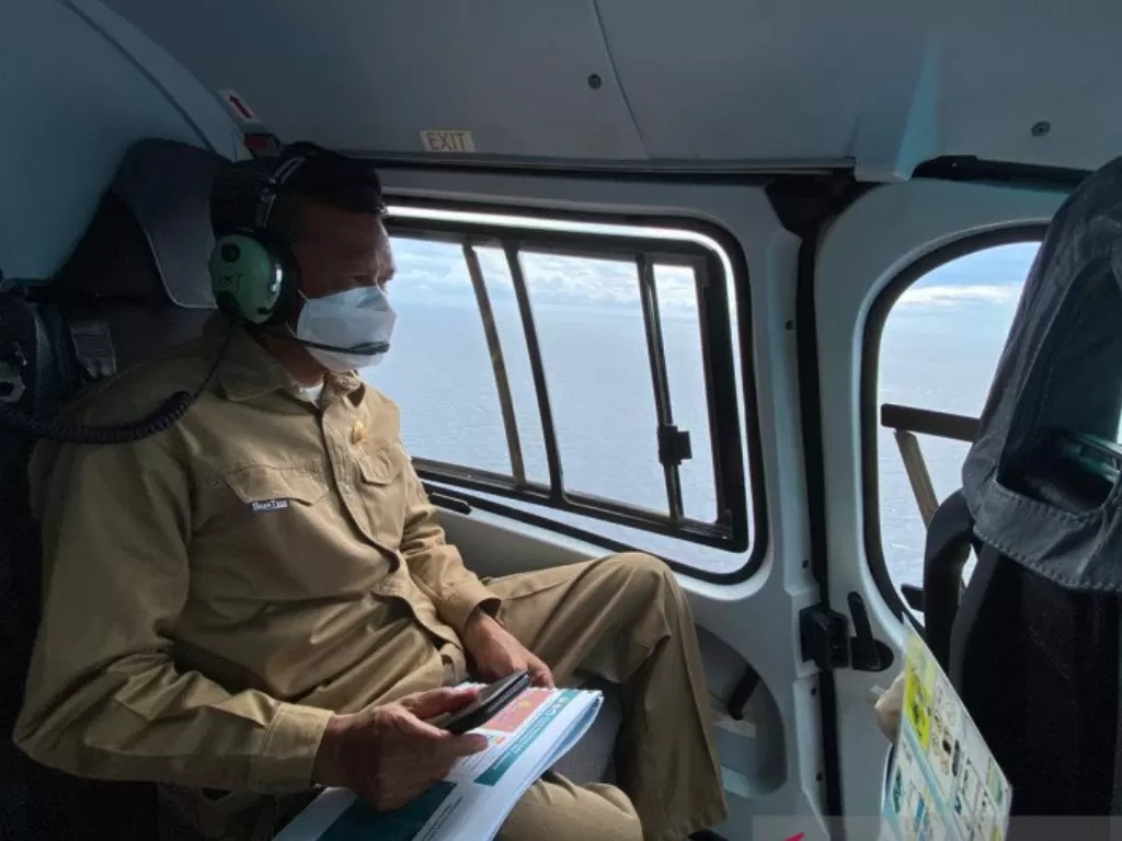 Gubernur Sulsel Nurdin Abdullah saat meninjau Pulau Lantigiang Selayar menggunakan helikopter didampingi Bupati Selayar. (ANTARA/HO/Humas Pemprov Sulsel)