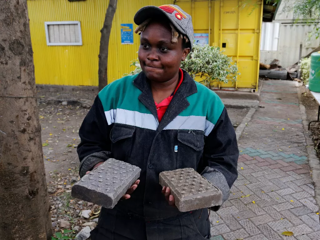 Inspiratif! Kisah Wanita di Kenya yang Ubah Sampah Plastik Jadi 'Batu Bata'