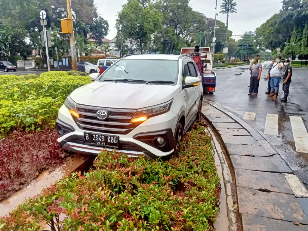 Mobil Toyota Rush hilang kendali di Jakarta Pusat. (Dok. Satlantas Polres Metro Jakarta Pusat)