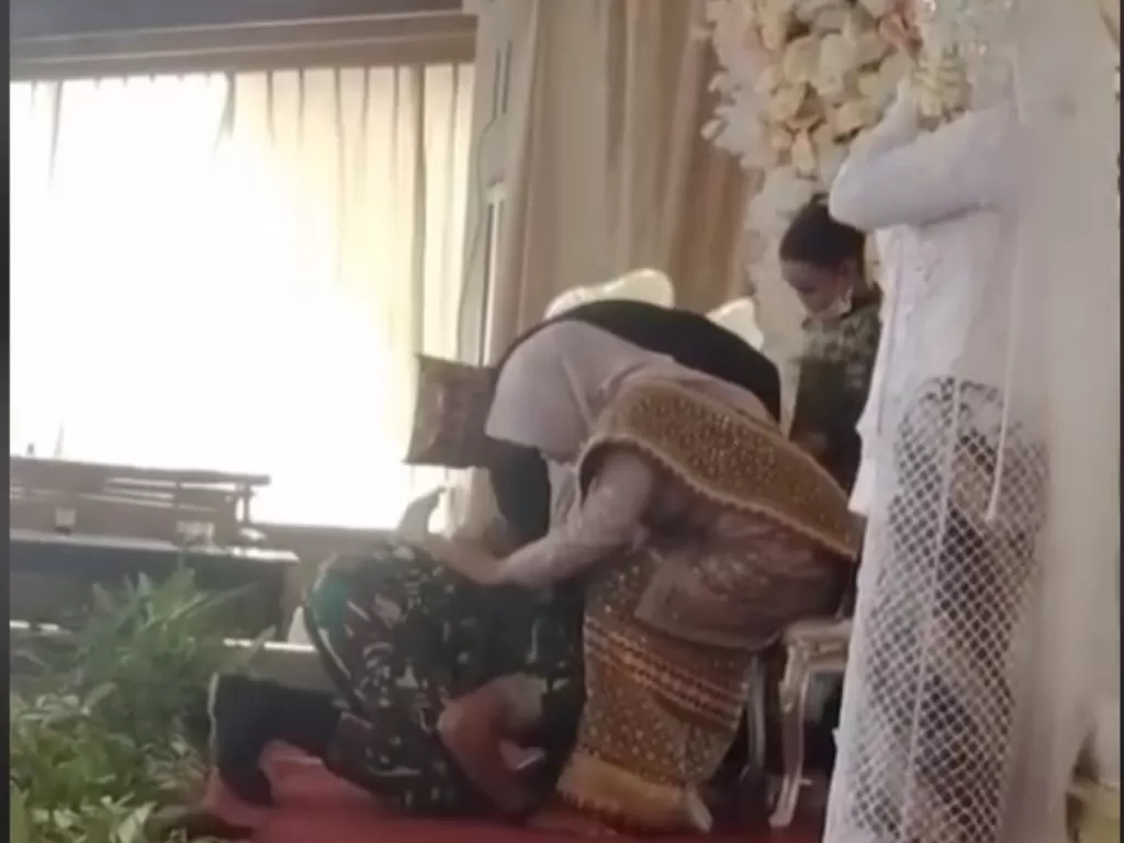 Anggota TNI nangis hadir di pernikahan mantan viral (Tiktok)