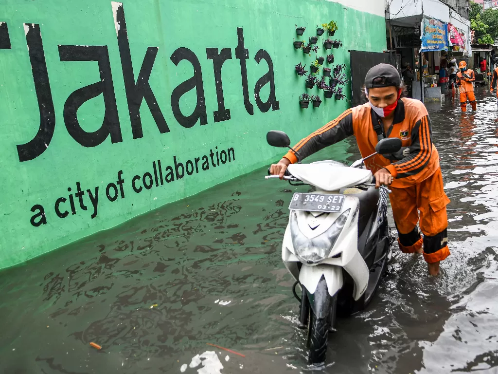 Banjir di Jakarta. (photo/ANTARA FOTO/M Risyal Hidayat)