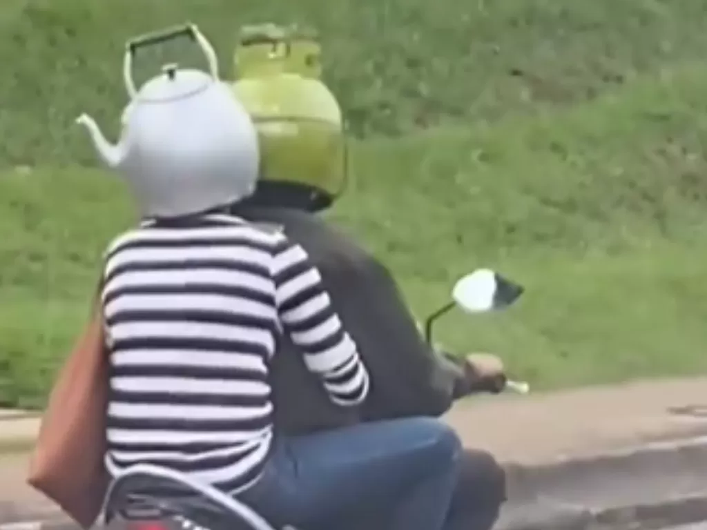 Helm berbentuk unik. (Tangkapan layar)