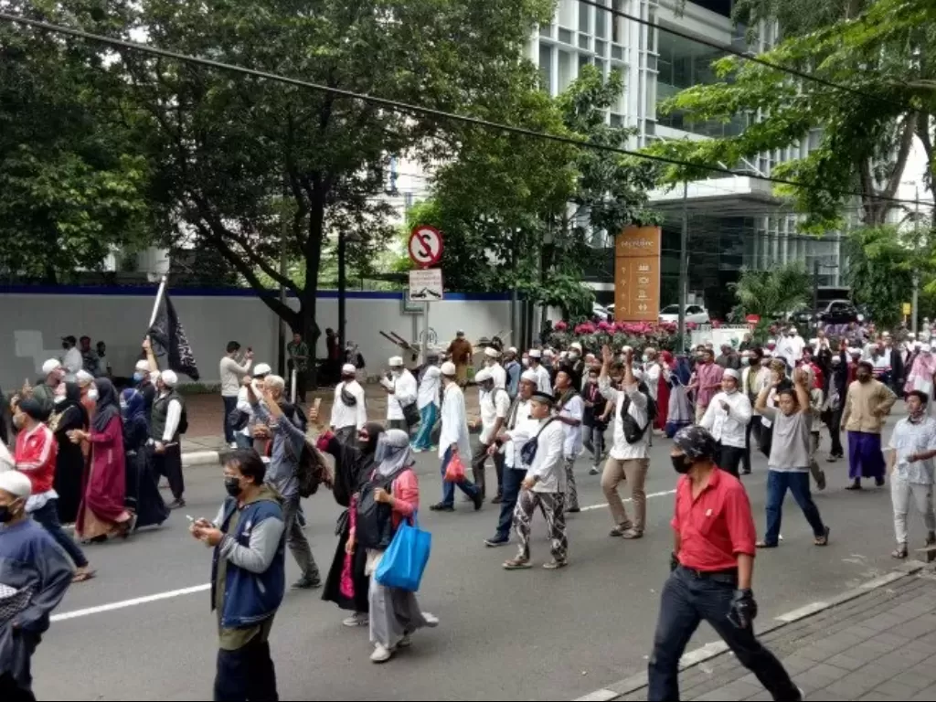  massa aksi 1812 yang terkonsentrasi di Patung Kuda, Monas, Gambir, Jakarta Pusat, pada Jumat siang (18/12/2020). (ANTARA/Fianda Sjofjan Rassat)