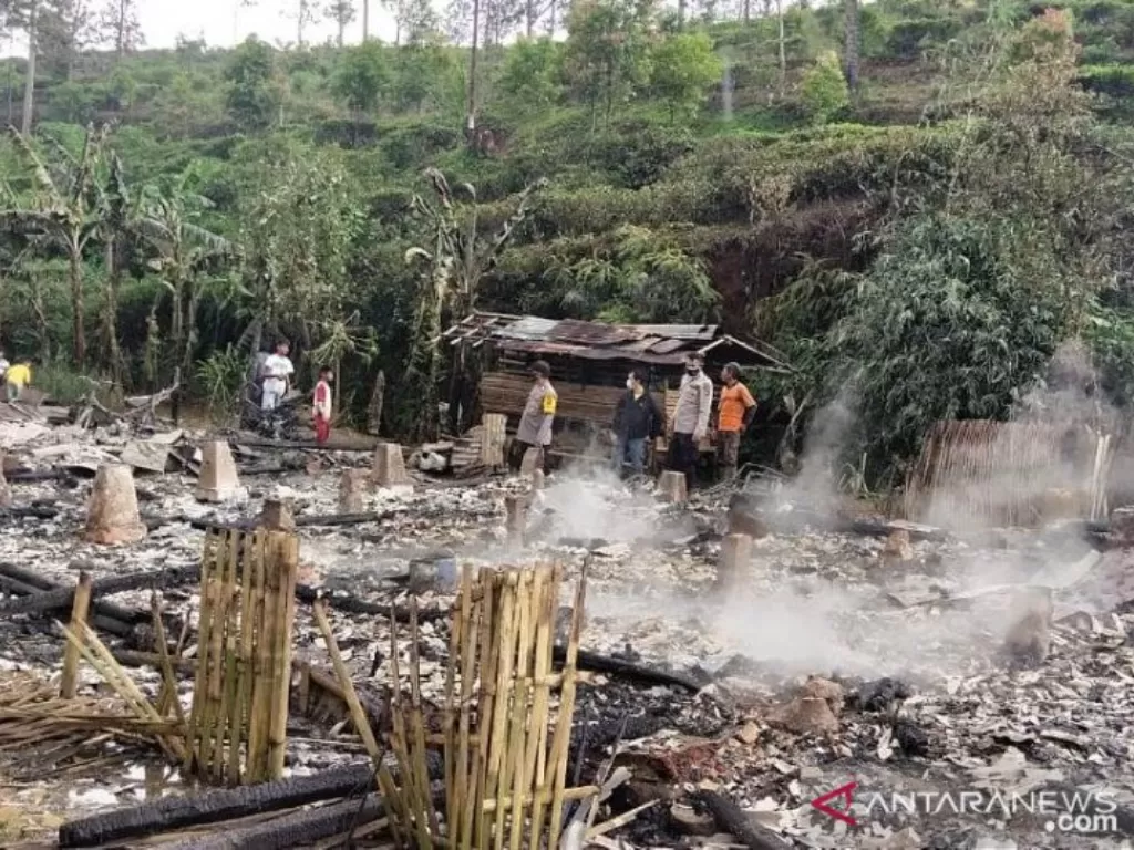 Enam rumah karyawan perkebunan di Kecamatan Campaka, Cianjur, Jawa Barat, terbakar diduga akibat arus pendek listrik, tidak ada korban jiwa dalam peristiwa yang terjadi Rabu (3/2) (Ahmad Fikri)