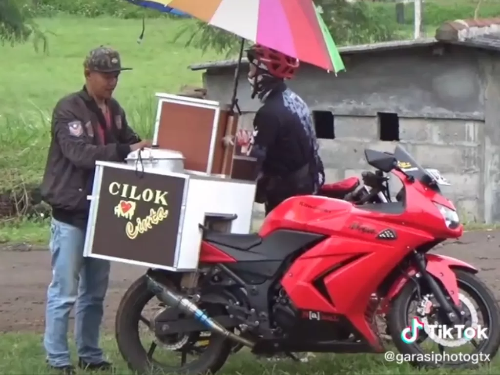 Cuplikan video tukang cilok yang berjualan menggunakan motor sport. (photo/TikTok/@garasiphotogtx)