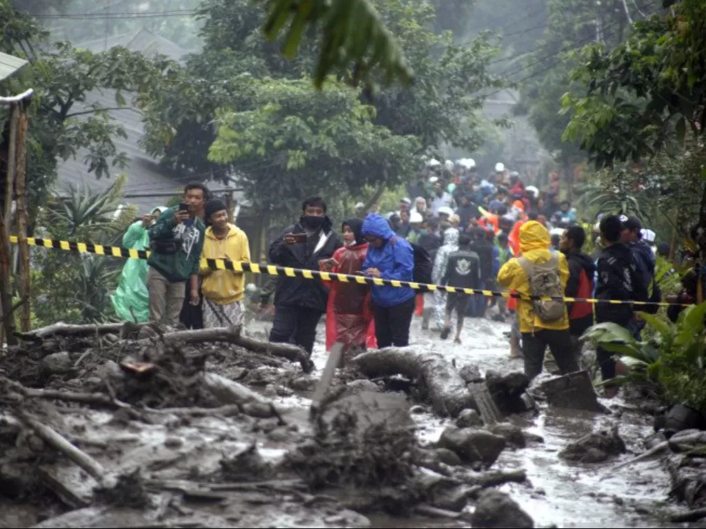 Warga melihat permukiman yang terdampak banjir bandang di Kampung Gunung Mas, Tugu Selatan, Cisarua, Kabupaten Bogor, Jawa Barat, Selasa (19/1/2021). (ANTARA FOTO/Yulius Satria Wijaya)