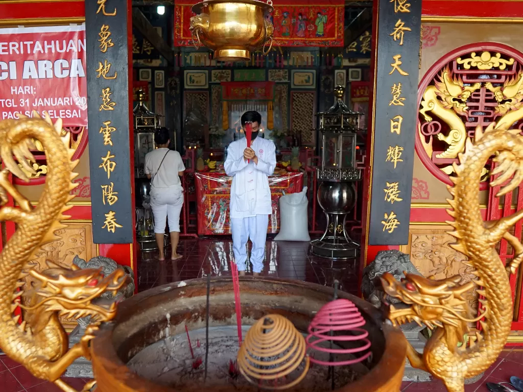 Sejumlah warga keturunan Tionghoa bersembahyang di Klenteng Thian Hou Kiong atau Tempat Ibadah Tridharma (TITD) Tulus Harapan Kita, Kota Gorontalo, Gorontalo. (Foto: ANTARA/Adiwinata Solihin)