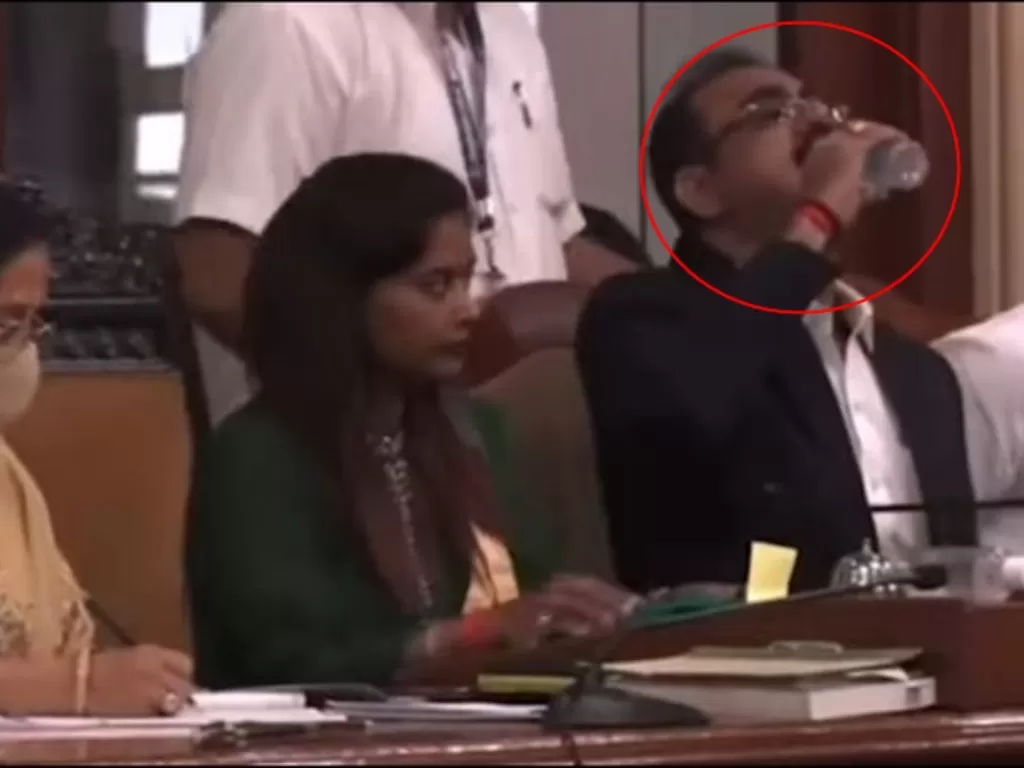 Pejabat India yang tidak sengaja minum hand sanitizer. (Tangkapan layar)