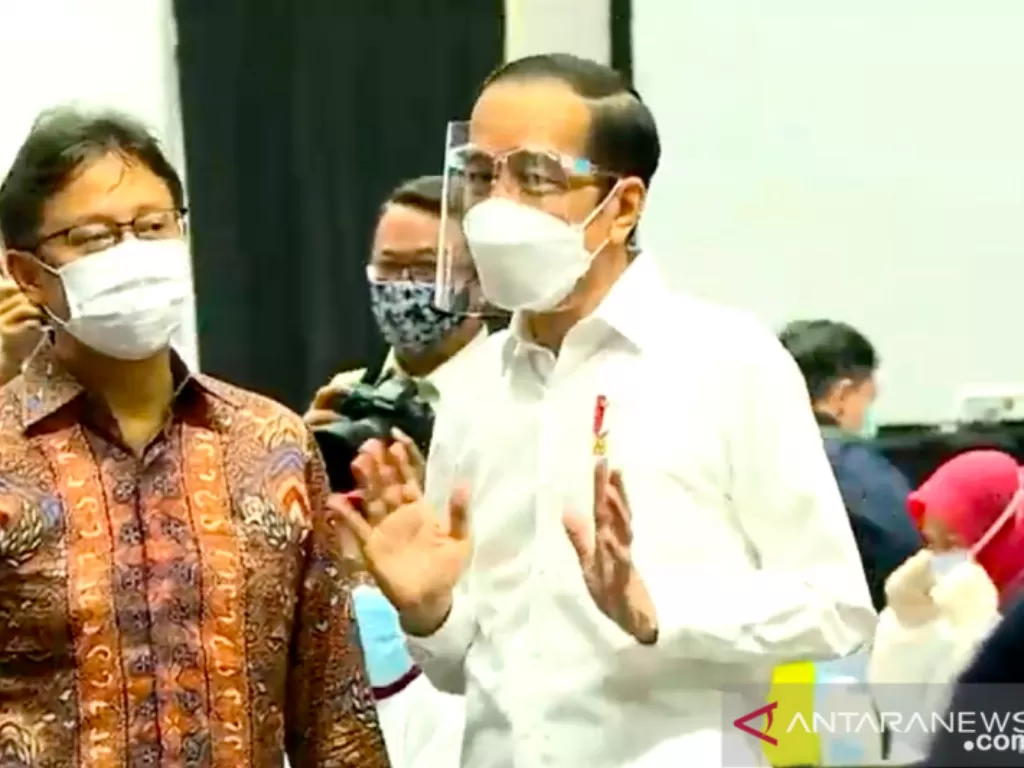 Tangkapan layar Presiden Joko Widodo meninjau vaksinasi massal kepada tenaga kesehatan di DKI Jakarta, Kamis, di Jakarta. (ANTARA/Youtube Sekretariat Presiden)