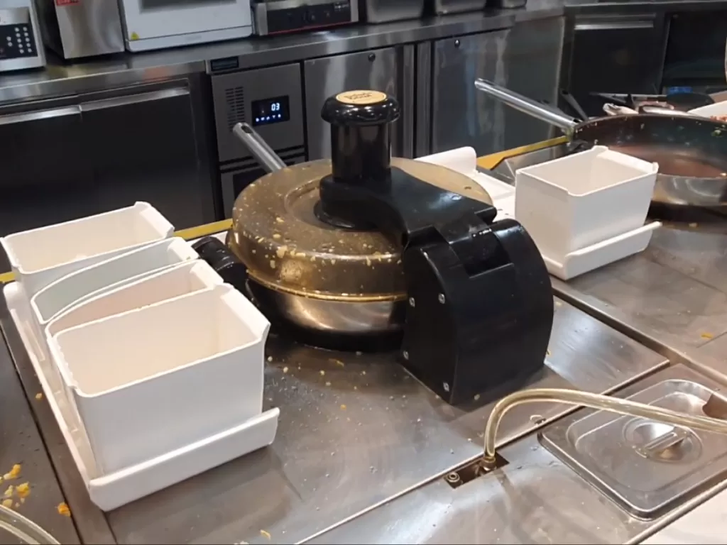  Cuplikan video panci robot yang masak nasi goreng. (photo/Youtube/SEE DO EAT TV)
