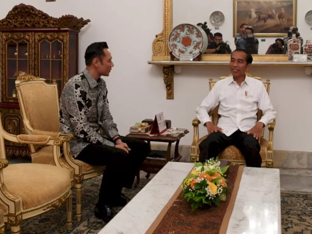 Presiden Joko Widodo (kanan) menerima kunjungan Ketua Umum Partai Demokrat Agus Harimurti Yudhoyono (AHY) (Kiri). (Foto: Antara/Wahyu Putro)