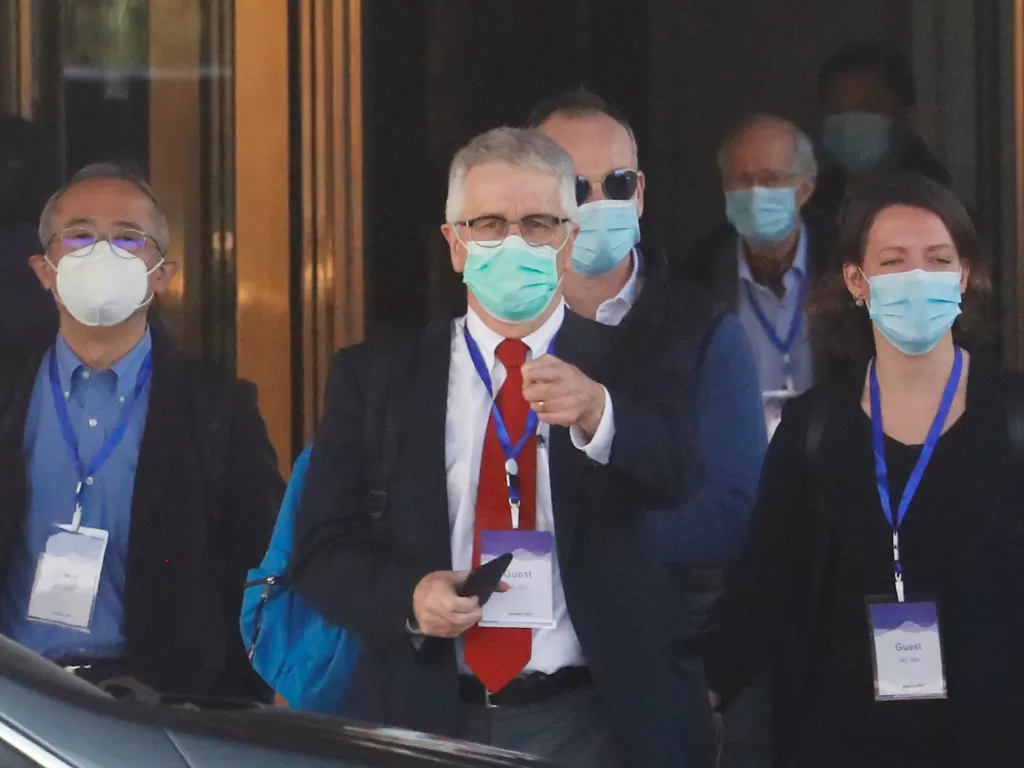 Tim investigasi WHO saat berada di Wuhan. (REUTERS/Thomas Peter).