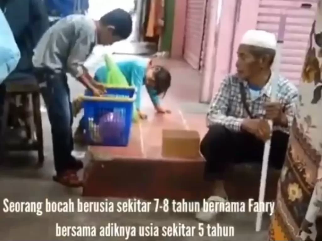 Cuplikan video viral bocah berusia tujuh tahun beri gorengan kepada seorang kakek. (Sumbar Rancak)