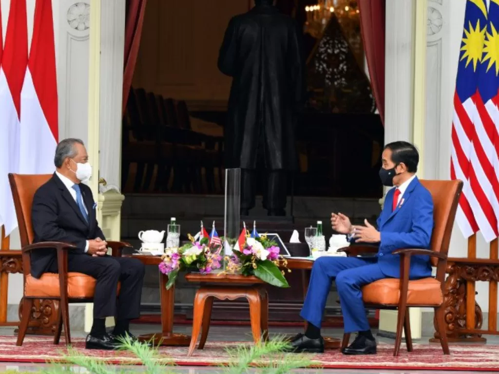 Presiden Jokowi dan PM Malaysia Muhyiddin Yassin melakukan veranda talk di Istana Merdeka, Jakarta, Jumat (5/2/2021). (ANTARA/Agus Suparto)