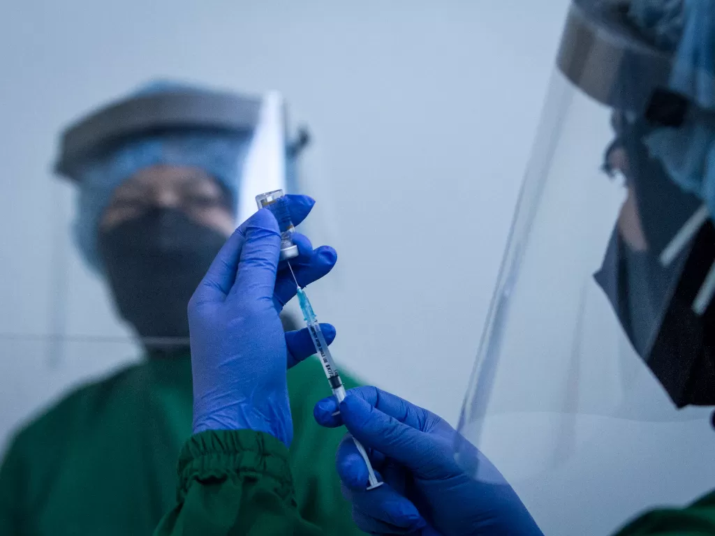 Petugas medis menyiapkan Vaksin Sinovac yang akan disuntikan kepada penerima vaksin saat Vaksinasi COVID 19. (Foto: ANTARA/Mohammad Ayudha)