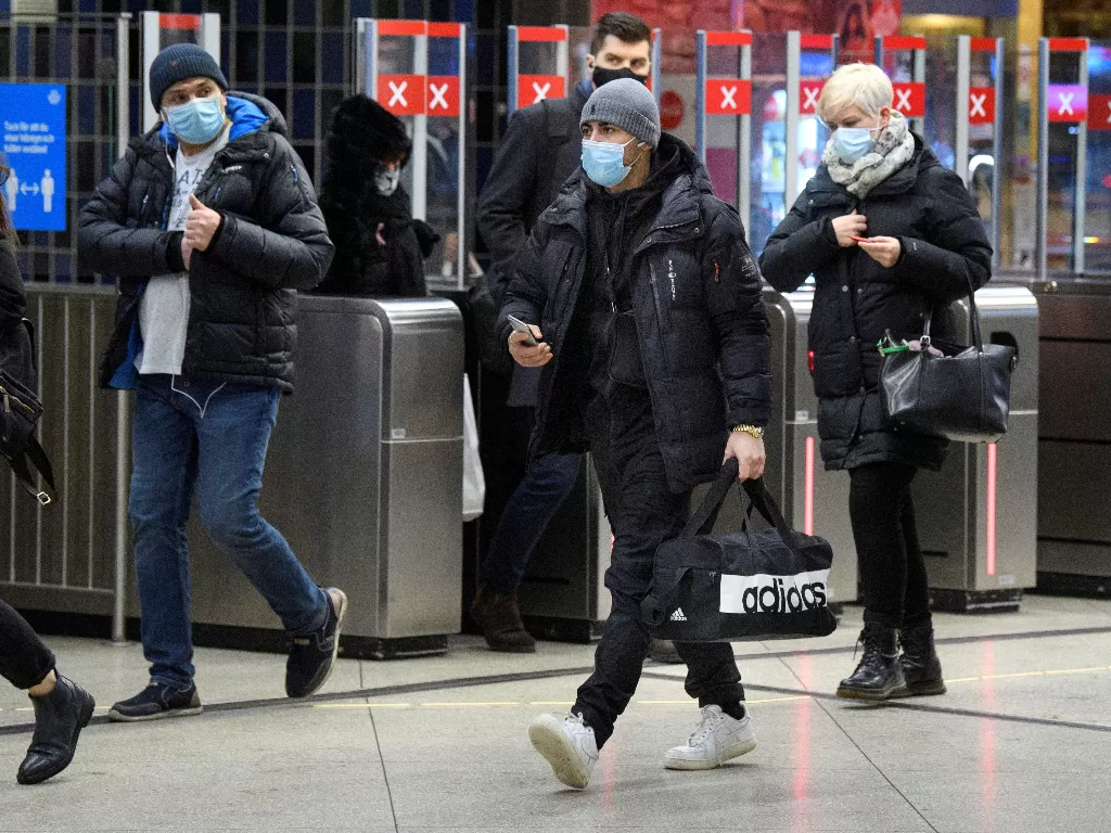 Penumpang yang mengenakan masker pelindung memasuki stasiun kereta bawah tanah, di tengah penyebaran pandemi penyakit coronavirus (COVID-19), di Stockholm, Swedia, 7 Januari 2021. (photo/Jessica Gow/TT News Agency via REUTERS)