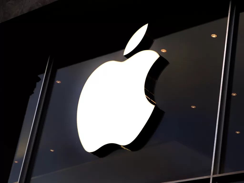 Tampilan logo Apple di salah satu Apple Store (photo/Unsplash/Laurenz Heymann)