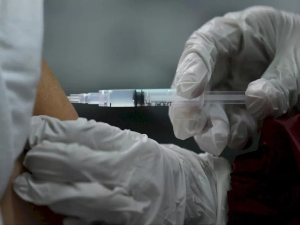 Petugas menyuntikan vaksin CoronaVac ke tenaga kesehatan. (ANTARA/Wahyu Putro A)