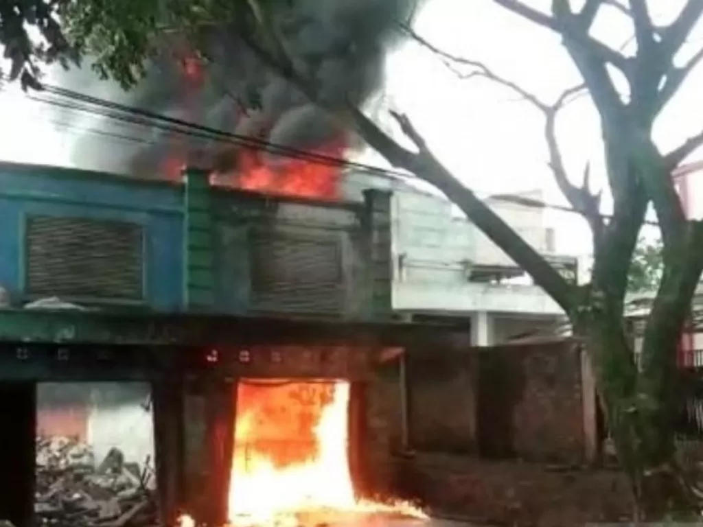 Sebuah gudang berisi puluhan drum terbakar di Cianjur (Antara)
