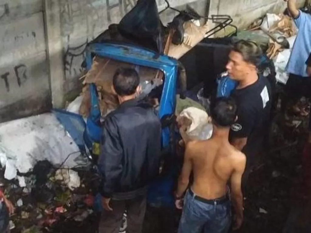 Kecelakaan lalu lintas yang melibatkan kereta api dengan bajaj di Jakarta Barat. (Instagram/@jktinfo)