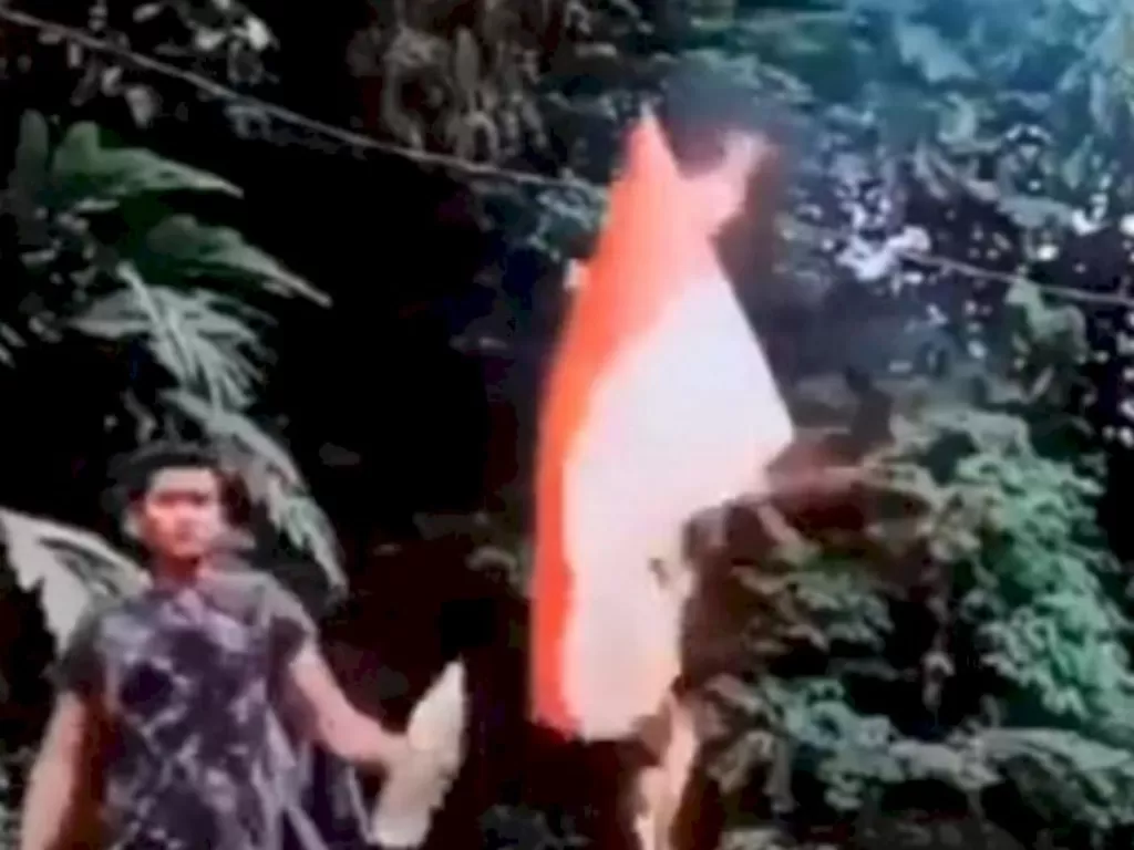 Cuplikan video pria membakar Bendera Merah Putih (Istimewa)