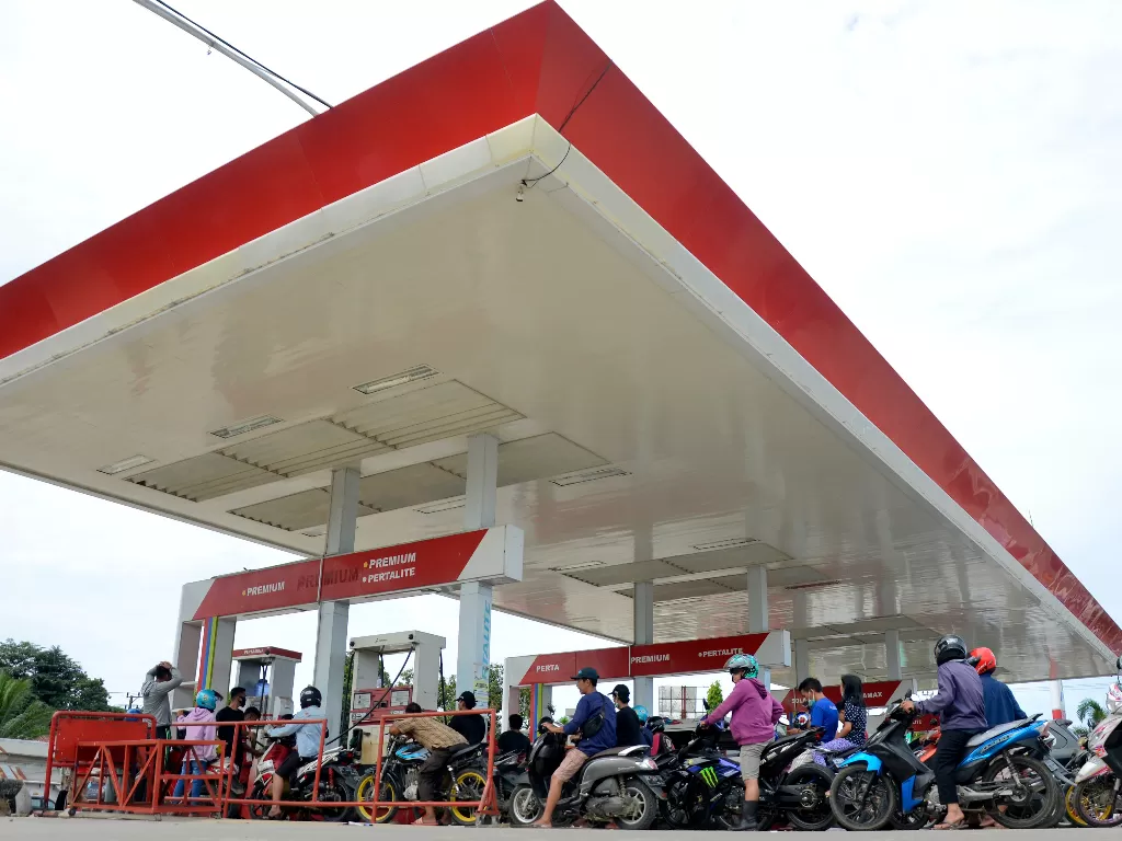 Sejumlah warga mengantre mengisi bahan bakar minyak (BBM) di SPBU Simboang (ANTARA FOTO/Abriawan Abhe)
