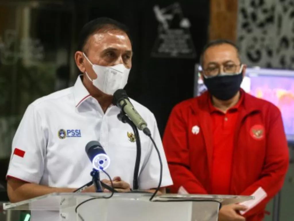 Ketua Umum PSSI Mochamad Iriawan (baju putih) dan Direktur Utama PT Liga Indonesia Baru Akhmad Hadian Lukita (baju merah). (ANTARA FOTO/Rivan Awal Lingga/)