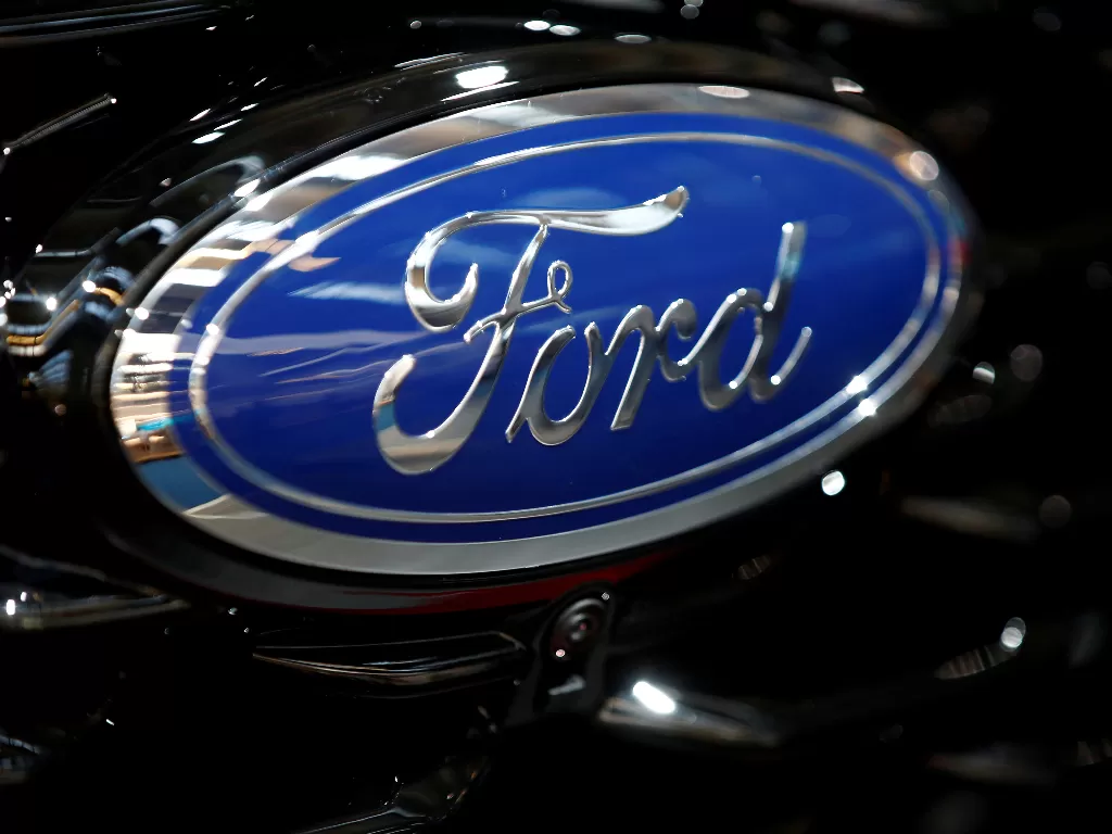 Logo pabrikan mobil Ford. (photo/REUTERS/WOLFGANG RATTAY)