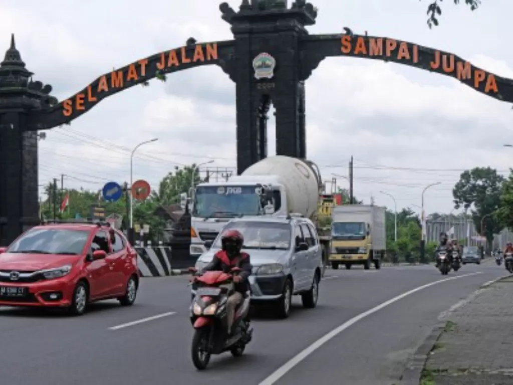 Sejumlah kendaraan melintasi gapura perbatasan provinsi Jawa Tengah dengan DI Yogyakarta di Salam, Magelang, Jawa Tengah, Jumat (5/2/2021). (ANTARA FOTO/Anis Efizudin)
