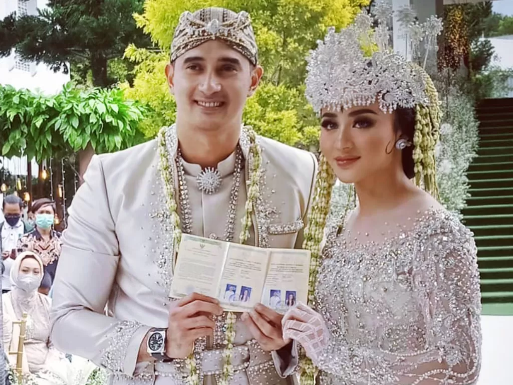  Pasangan selebritas Ali Syakieb dan Margin Wieheerm usai melangsungkan akad nikah. (photo/Instagram/@anjarzorg)