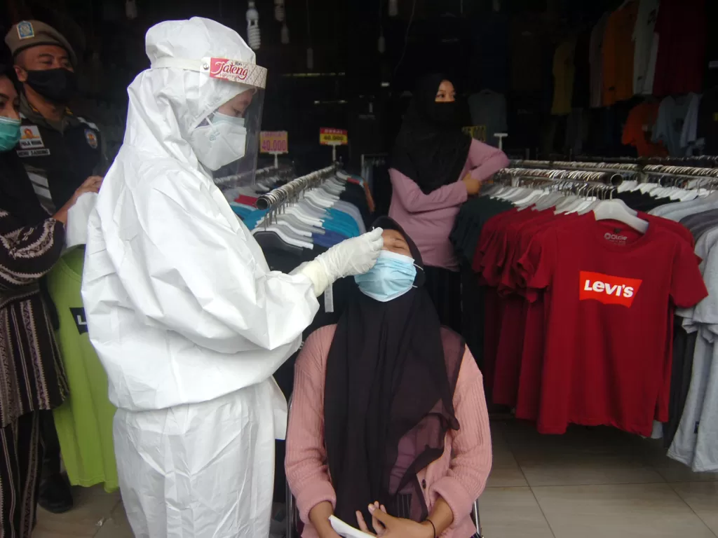 Tenaga kesehatan melakukan tes cepat antigen kepada pedagang yang tokonya masih buka (ANTARA FOTO/Oky Lukmansyah)