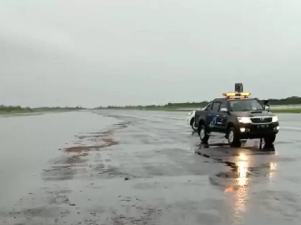 Genangan air di landasan pacu (runway) Bandara Internasional Jenderal Ahmad Yani Semarang, Sabtu (6/2/2021). (ANTARA/HO-Tangkapan layar video PT Angkasa Pura I)