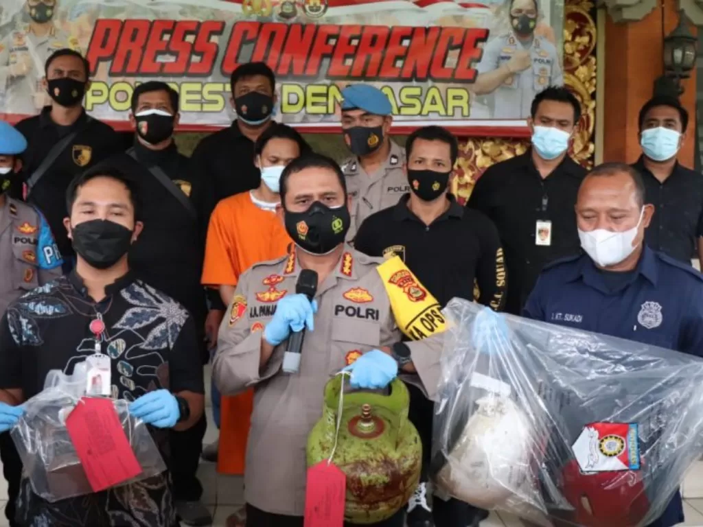 Kapolresta Denpasar (tengah) dalam konferensi pers kasus pembunuhan pedagang kripik di Bali, Sabtu (6/02/2021). ANTARA/HO-Humas Polresta Denpasar. (Antara/Ayu Khania Pranisitha/2021)