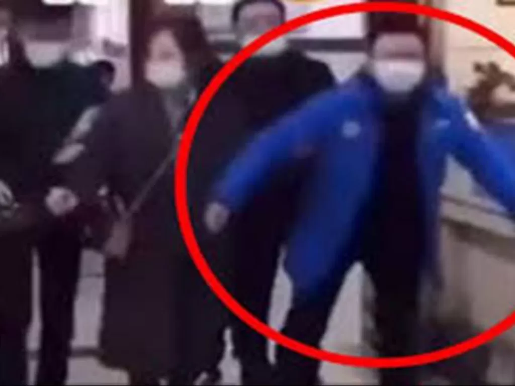 Cuplikan video orang yang berjalan seperti penguin setelah swab anal. (Outlookindia)