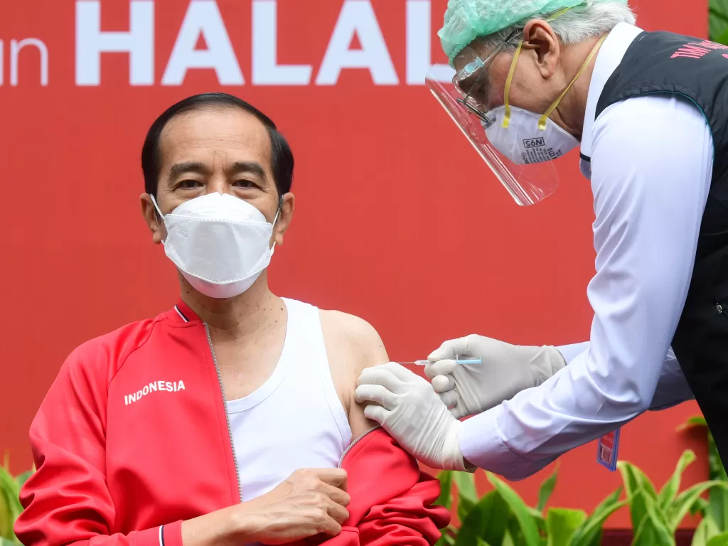 Presiden Joko Widodo menerima suntikan vaksin COVID-19 untuk dosis kedua, Rabu (27/1/2021) pagi. (ANTARA)